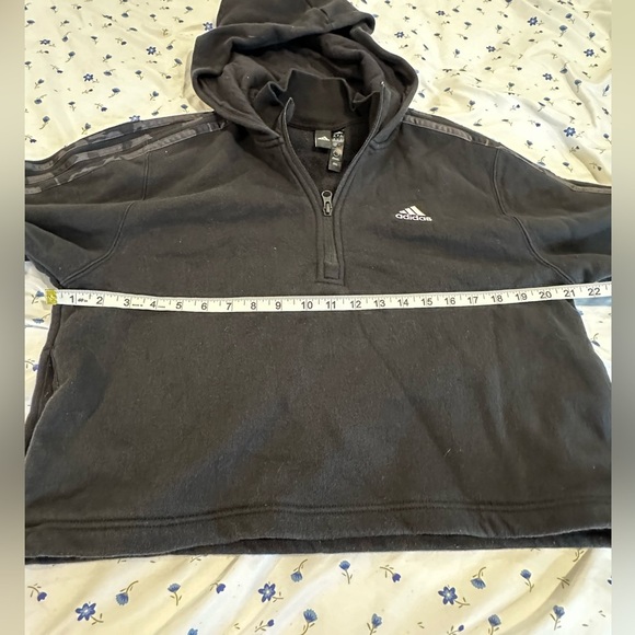Women’s Medium Adidas Black Cropped extra Wide Sleeve Three Camo Stripe Hoodie. - Picture 4 of 16